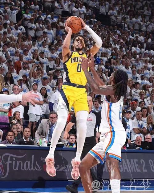 哈利伯顿冲击禁区 高难度打板上篮得手 哈利伯顿冲击禁区 高难度打板上篮得手