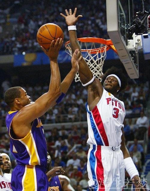 肯里奇快攻上篮得手 华莱士助攻精彩传球